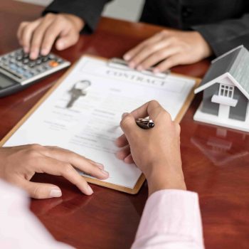 Pourquoi réaliser un diagnostic immobilier ? Un agent immobilier avec des maisons de location et une assurance habitation pour que les clients puissent signer des contrats