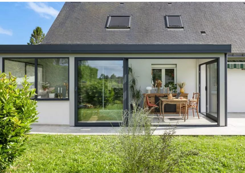 Pourquoi choisir une véranda sur-mesure pour agrandir sa maison